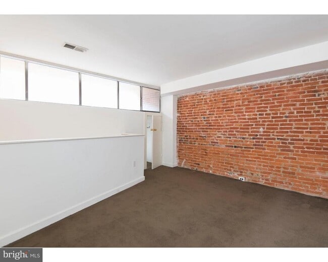 Building Photo - 2031 South St