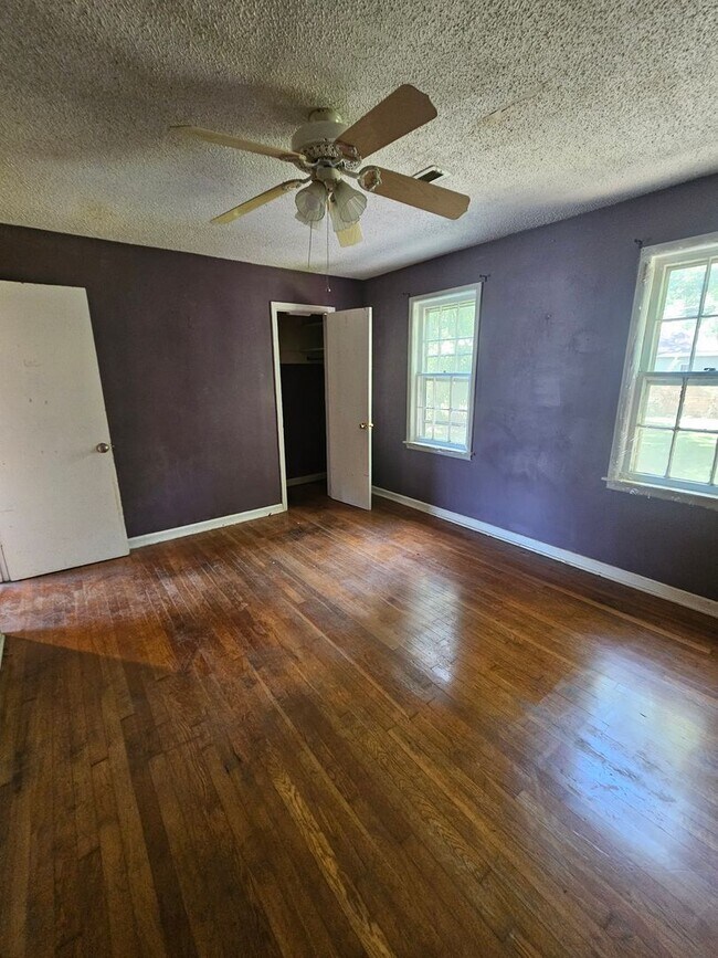 Building Photo - 3 bedroom | 1 bathroom | 1 car garage | Close to campuses & Rountree | Pets welcome!