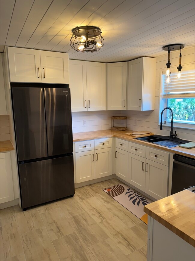 Building Photo - 1050 Hillsboro Mile