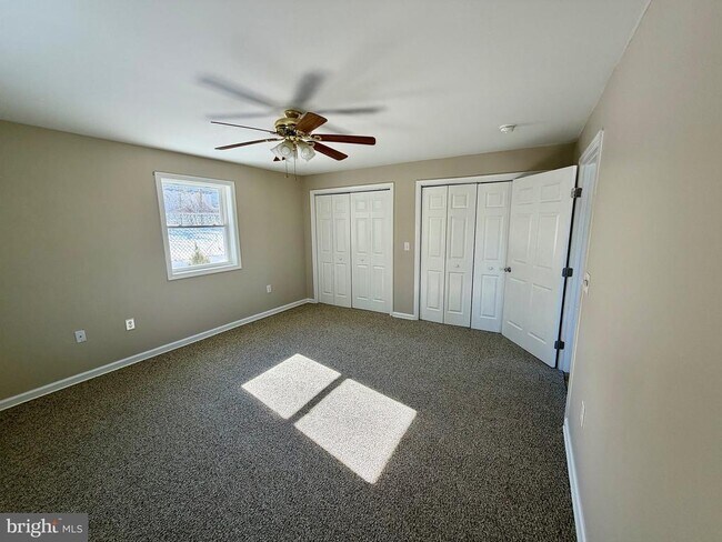 Building Photo - 18 N C and P Ln