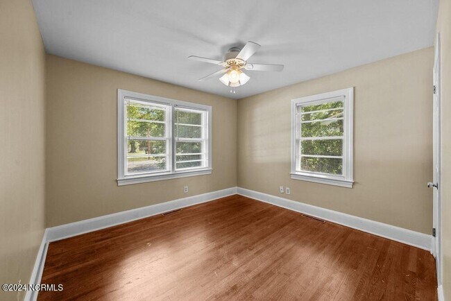 Building Photo - 1306 E 1st St