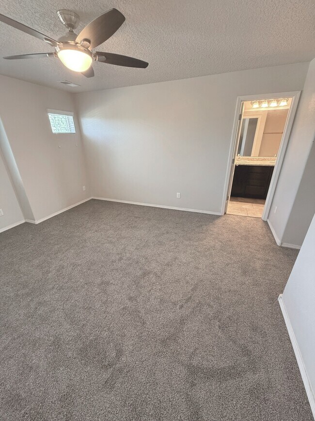 Building Photo - 8936 Mission Ridge Dr