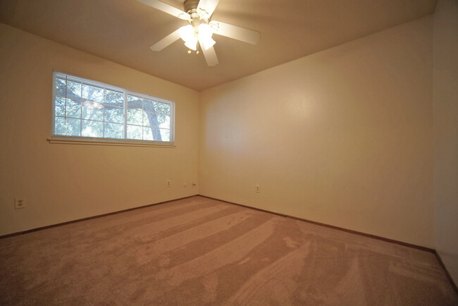 Building Photo - Charming 2-bedroom 1-bathroom in Carmichael!