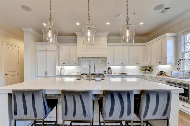 Building Photo - 120 Grand Cres