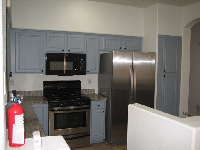 Building Photo - Single story, gated, 3bed, 2bath, 2car garage, Club house, Community Pool, Spa, Fitness room, CCRs