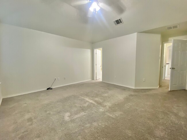 Building Photo - 4 bed 2 bath now available now