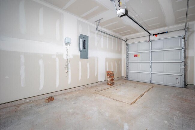 Building Photo - 2023 Delphine Dr