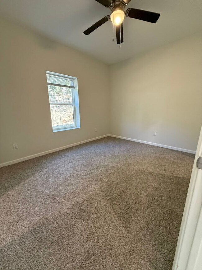 Building Photo - NEW ON MARKET