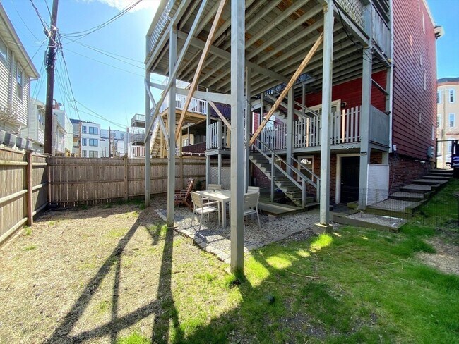 Building Photo - 512 E 3rd St