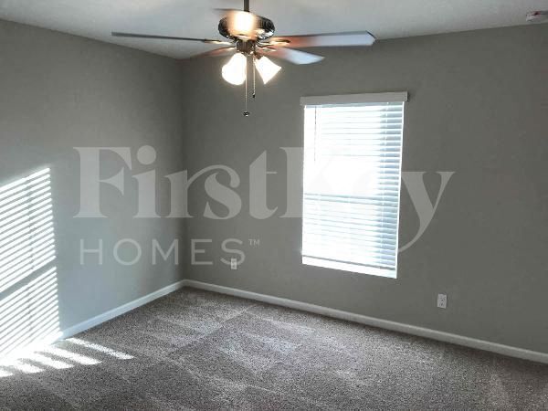 Building Photo - 931 SE Thornhill Dr