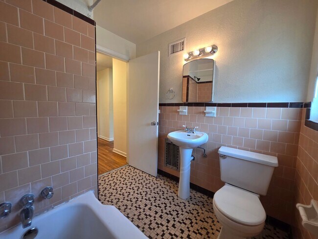 Building Photo - Bull St