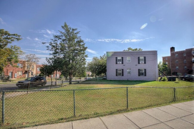 Building Photo - 928 19th St NE