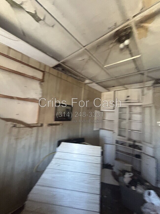 Building Photo - 4923-4925-4925 Suburban Tracks St