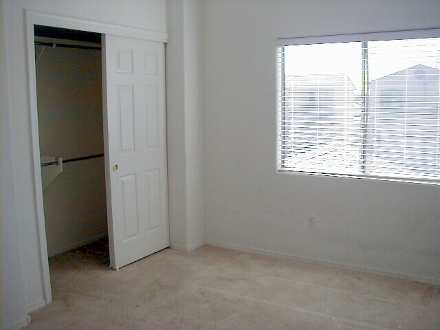 Building Photo - Large 4 bedroom home with Den - Corner lot...
