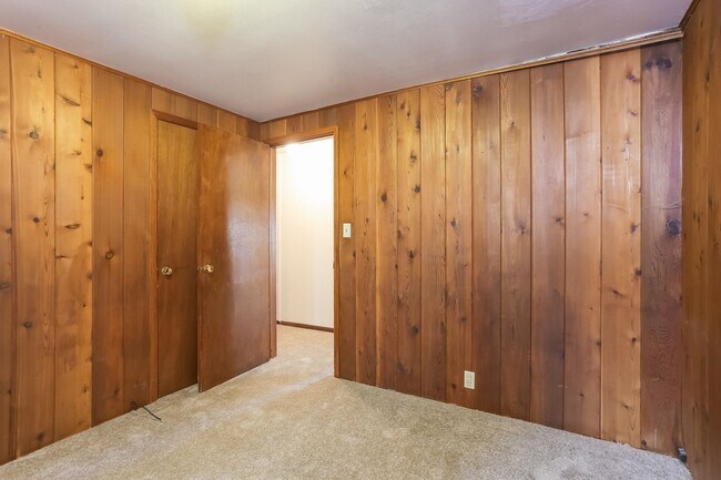 Building Photo - 2408 Lake Dr