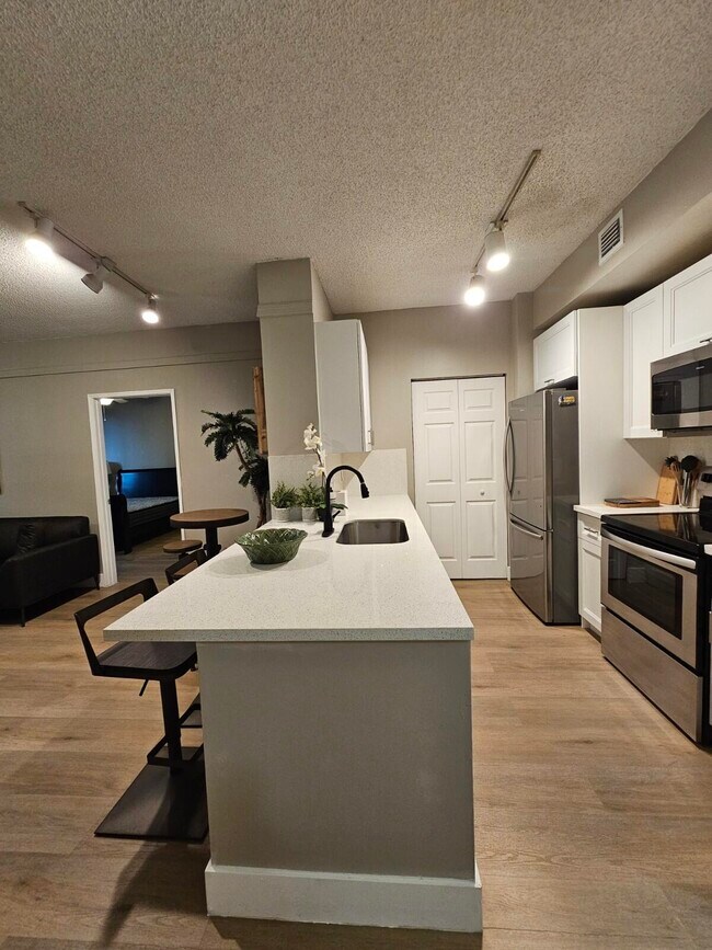 Building Photo - 780 S Sapodilla Ave