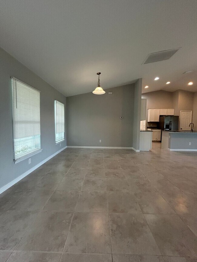 Building Photo - 4 Bedrooms 2 Baths Single-Family Fenced Ho...