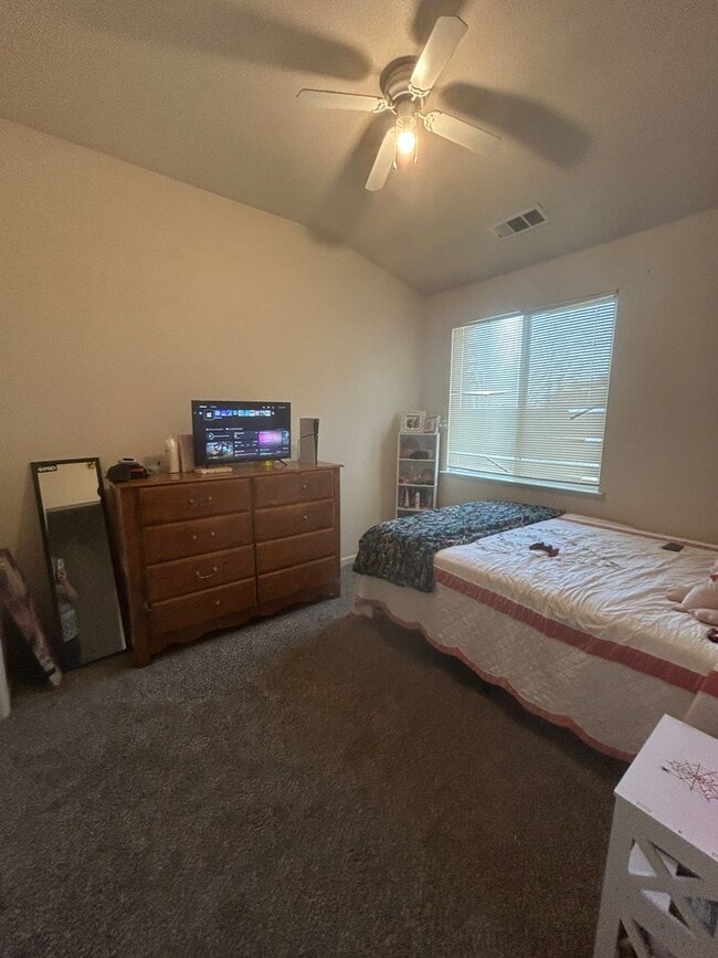 Building Photo - 4 bedrooms in Lemoore Easy Highway Access