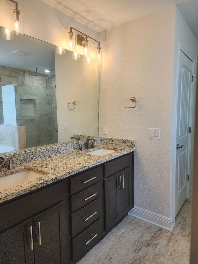 Building Photo - Welcome to this stunning 4-bedroom, 3-bath...