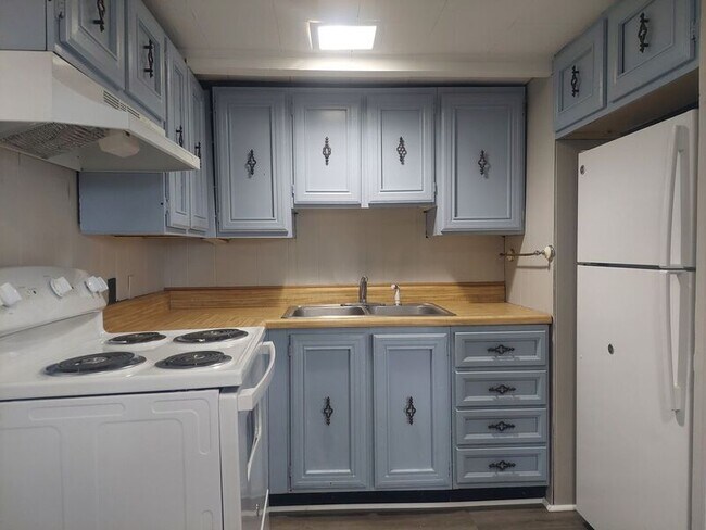 Building Photo - 115 1/2 Lenox St