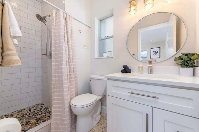 Building Photo - 176 SE 27th Pl