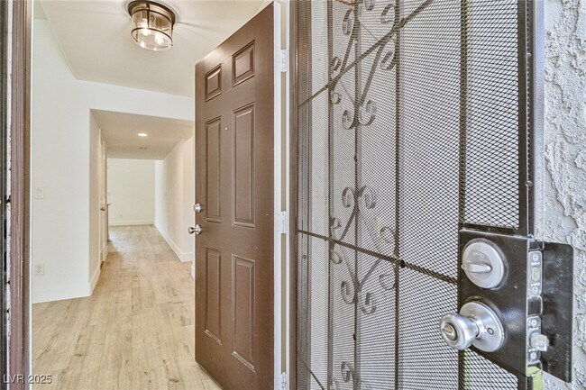 Building Photo - 4413 Live Oak Dr