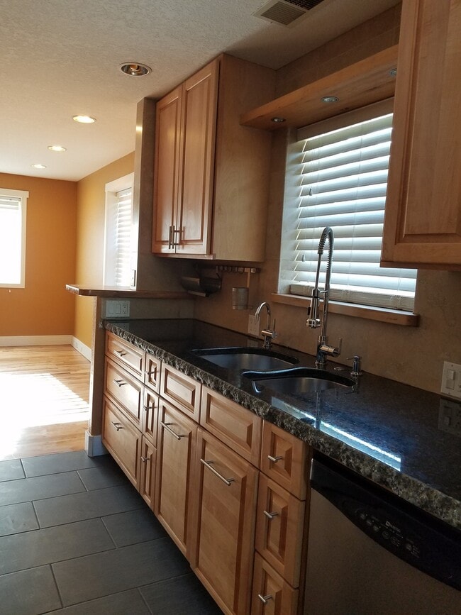 Building Photo - Lovely 2 bed, 1 bath House Near Old Town F...