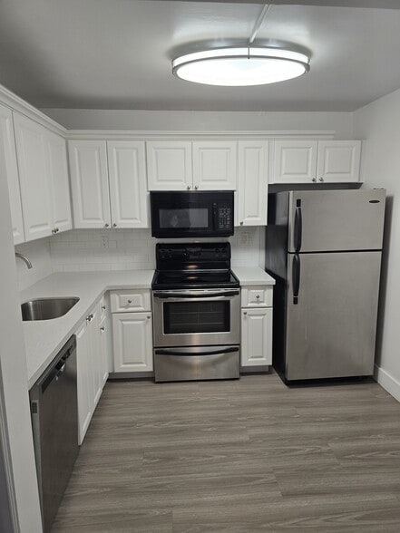 Building Photo - 721 N Pine Island Rd