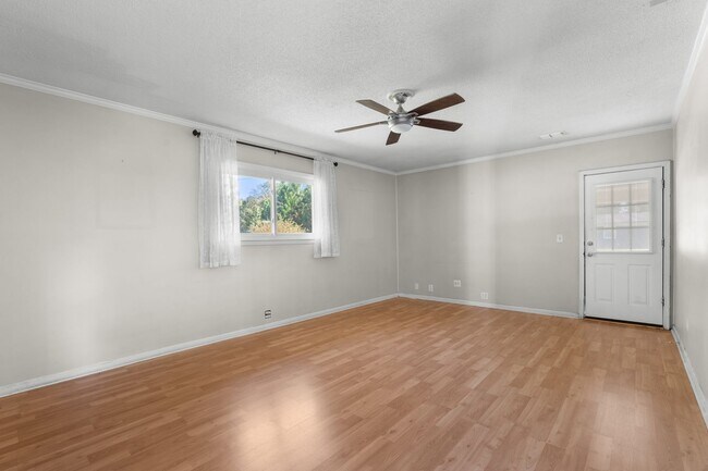 Building Photo - 616 Pinewood Dr