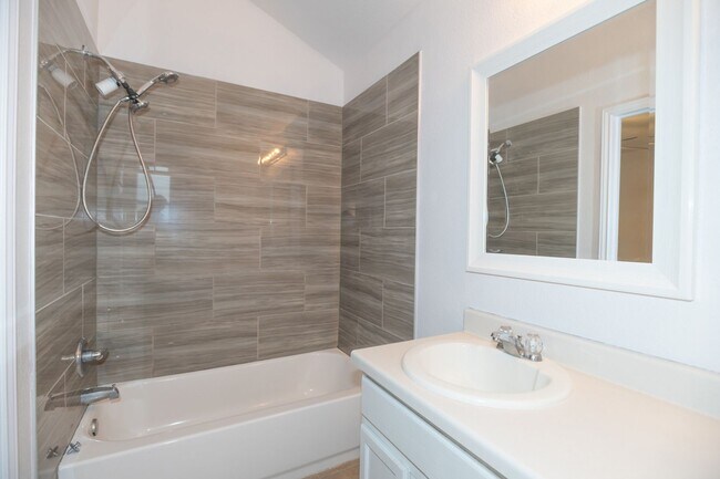 Building Photo - Nestled in Round Rock neighborhood.