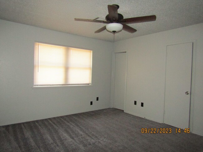 Building Photo - Very nice spacious home located in the Eis...