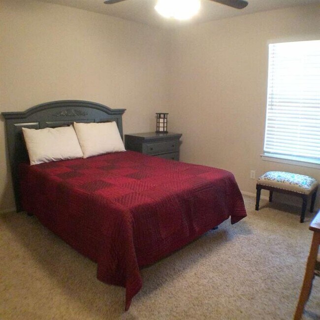 Building Photo - 503 Cozby St N