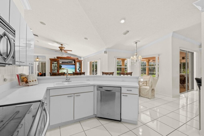 Building Photo - 15495 Rolling Meadows Cir