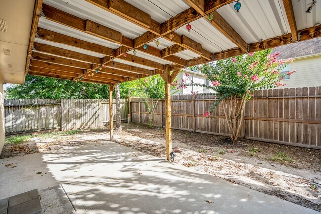 Building Photo - Bright and Beautiful Open-Concept Home!