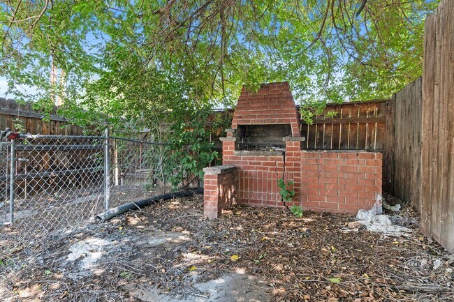 Building Photo - Newly Renovated 2 bed/1 bath home!!