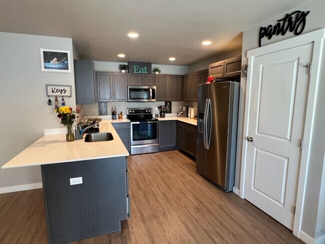 Building Photo - 3 bed/2 bath rambler style home! Double ga...