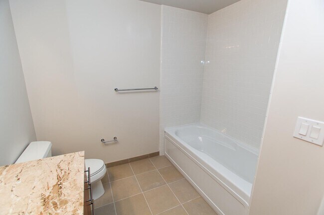 Building Photo - Beautiful 1 Bedroom condo at Axis – Exclus...