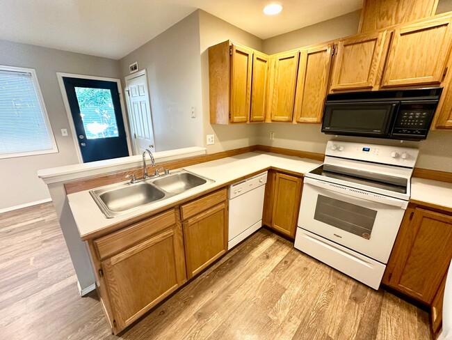 Building Photo - Introducing the Perfect Townhouse Steps Away from Central WA University!