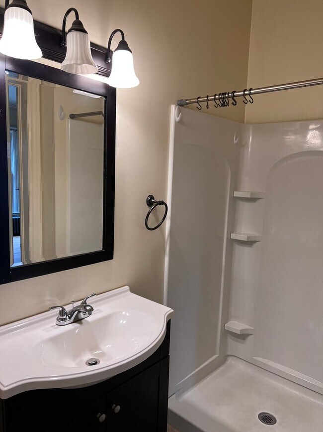 Building Photo - Adorable One Bedroom Upper in Heritage Hil...
