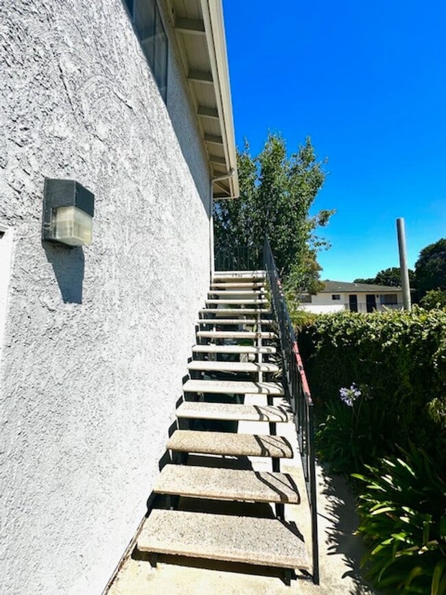 Building Photo - Charming 2+1 Condo