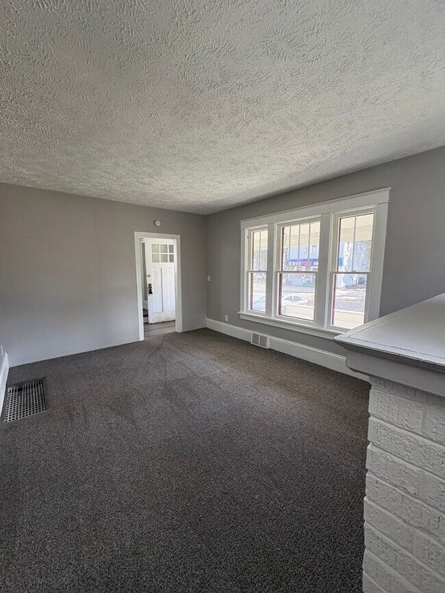 Building Photo - Four bedroom one bathroom home for rent