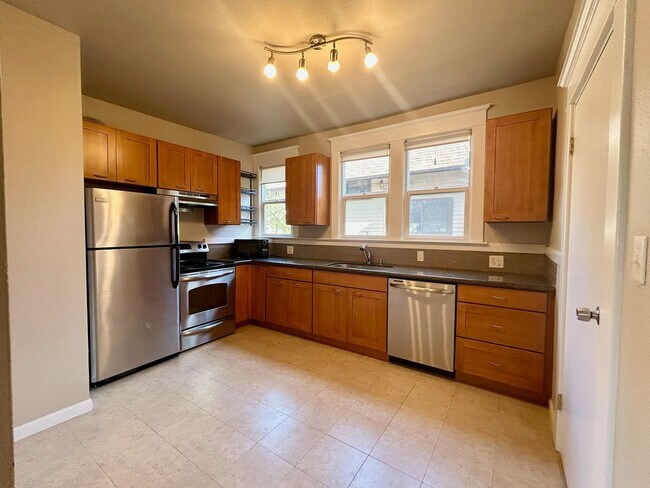 Building Photo - 2156 6th Ave W