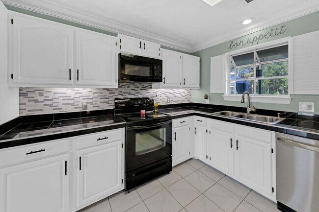 Building Photo - 2216 Calle De Pizzaro