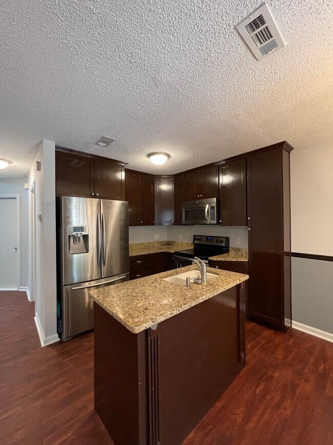 Building Photo - Rolling Acres - End Unit w/Several Beautif...