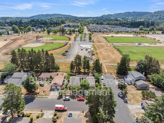 Building Photo - 2402 SE 9th Ct