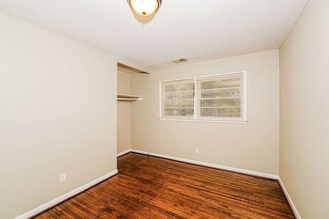 Building Photo - $1250! 3Bed/1Bath in Center Point! Available now!