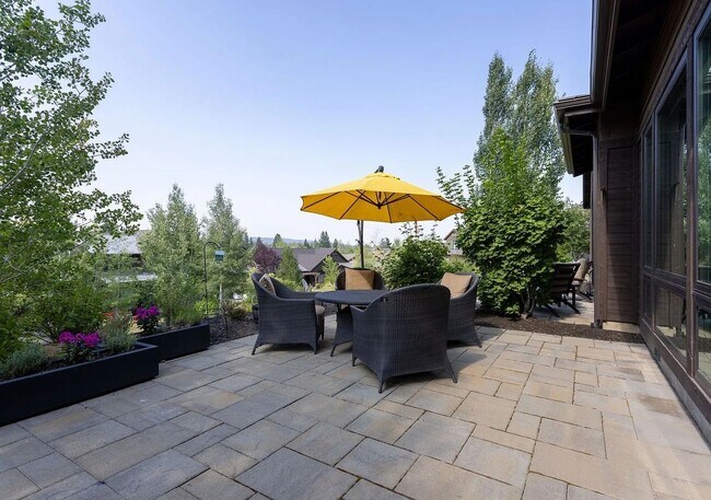 Building Photo - Spacious Tetherow Home with Community Amenities