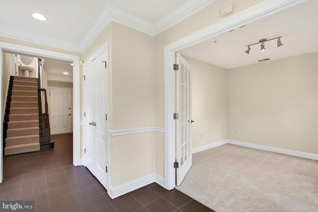 Building Photo - 322 N George Mason Dr