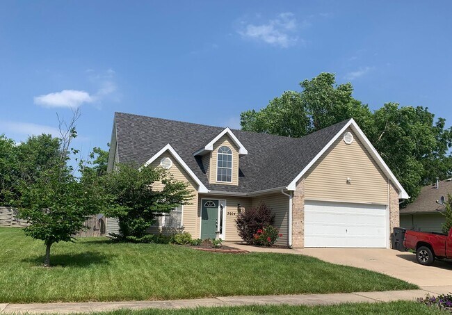 Building Photo - 4BR/2.5BA House, 2-Car Garage - $2,100 *NO SMOKERS OR UNDERGRADS