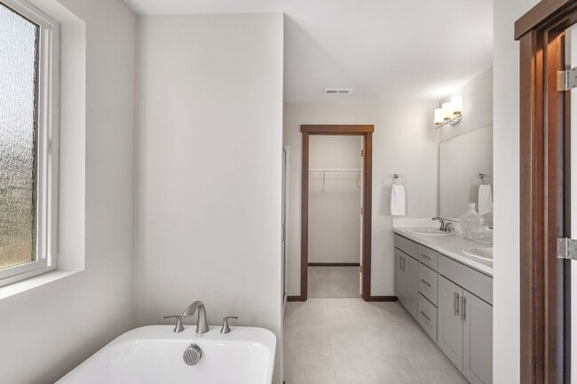 Building Photo - Newer 5 Bedroom Home off Loxie Eagans! Min...